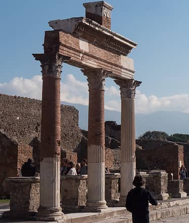 Transfer Naples/ Positano or Sorrento + Pompeii Stop