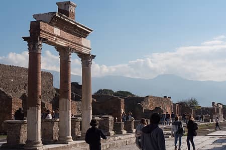 Transfer Naples/ Positano or Sorrento + Pompeii Stop