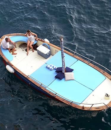 Capri in gozzo: escursione con barca tipica