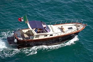 Tour privato di Capri in barca, su gozzo Aprea Mare 32