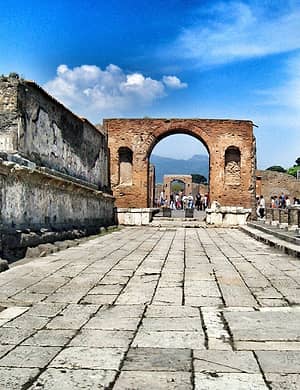  Pompeii and Vesuvius Guided Tour, entrances + Lunch