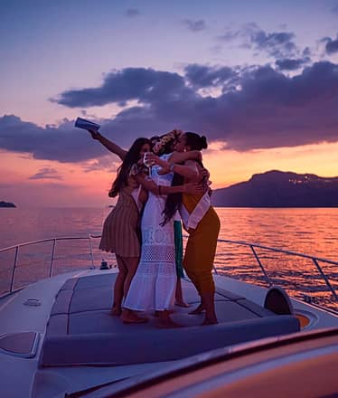 Selfie Group Tour at Sunset by Boat