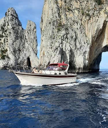 Capri Boat Tour on Board a 32-foot Fratelli Aprea 