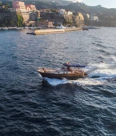 Esperienza in barca al tramonto a Sorrento