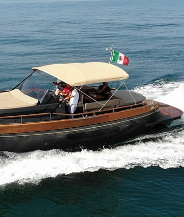 Capri in barca privata con skipper: tour da Napoli