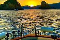 Tour di gruppo in barca al tramonto