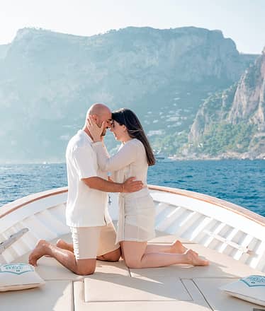 Marriage proposal on Capri by boat, with photo shoot