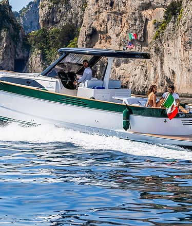 Water taxi privato da o per Capri con tour incluso!