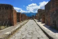 Transfer Rome - Positano or Sorrento + Stop in Pompeii 