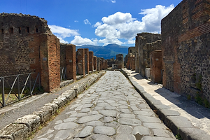 Transfer Rome - Positano or Sorrento + Stop in Pompeii 