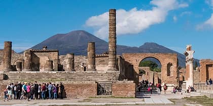 Guida essenziale per visitare gli scavi di Pompei, Ercolano e il Vesuvio.